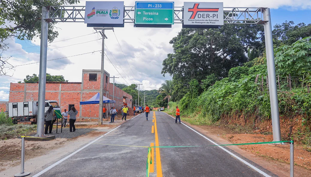 Revitalização e manutenção da sinalização rodoviária na Rodovia PI-233