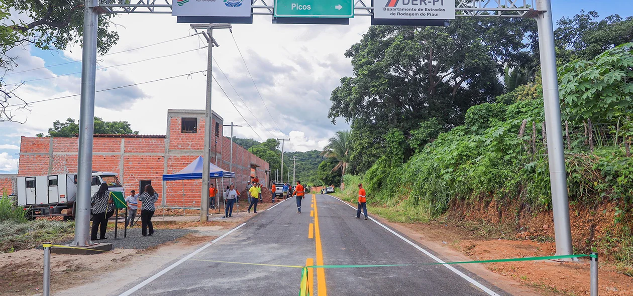 Revitalização e manutenção da sinalização rodoviária na Rodovia PI-233
