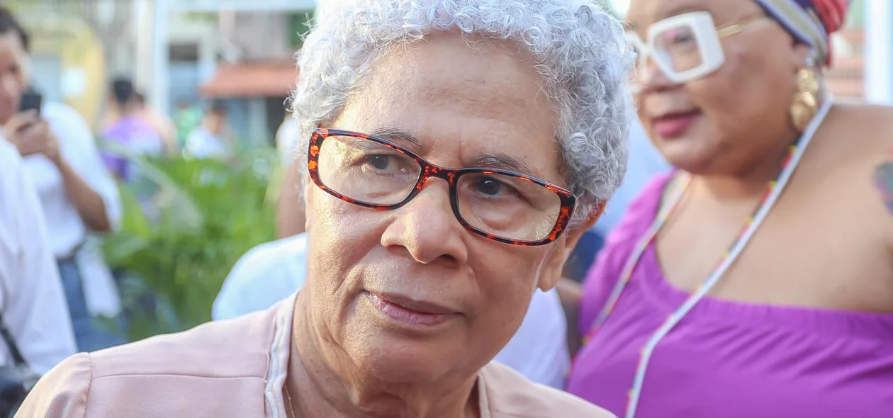 Secretária Regina Sousa