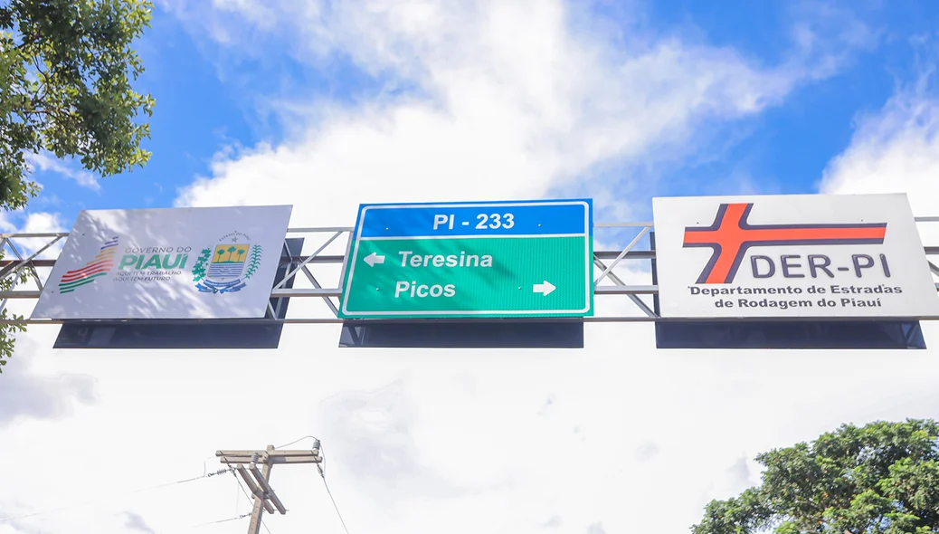 Sinalização rodoviária na Rodovia PI-233