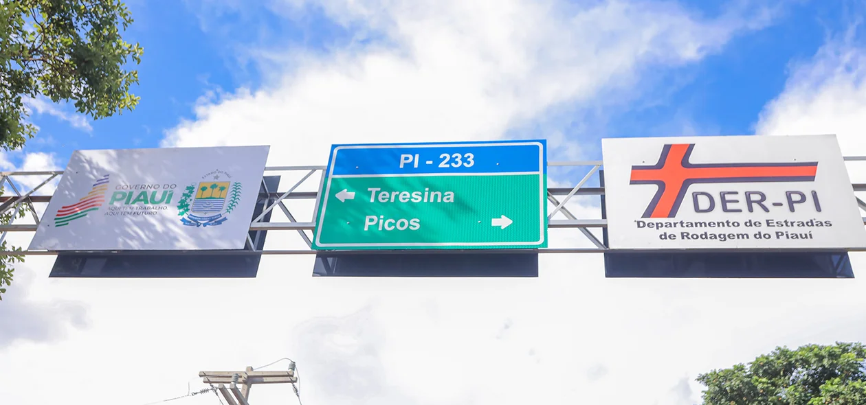 Sinalização rodoviária na Rodovia PI-233