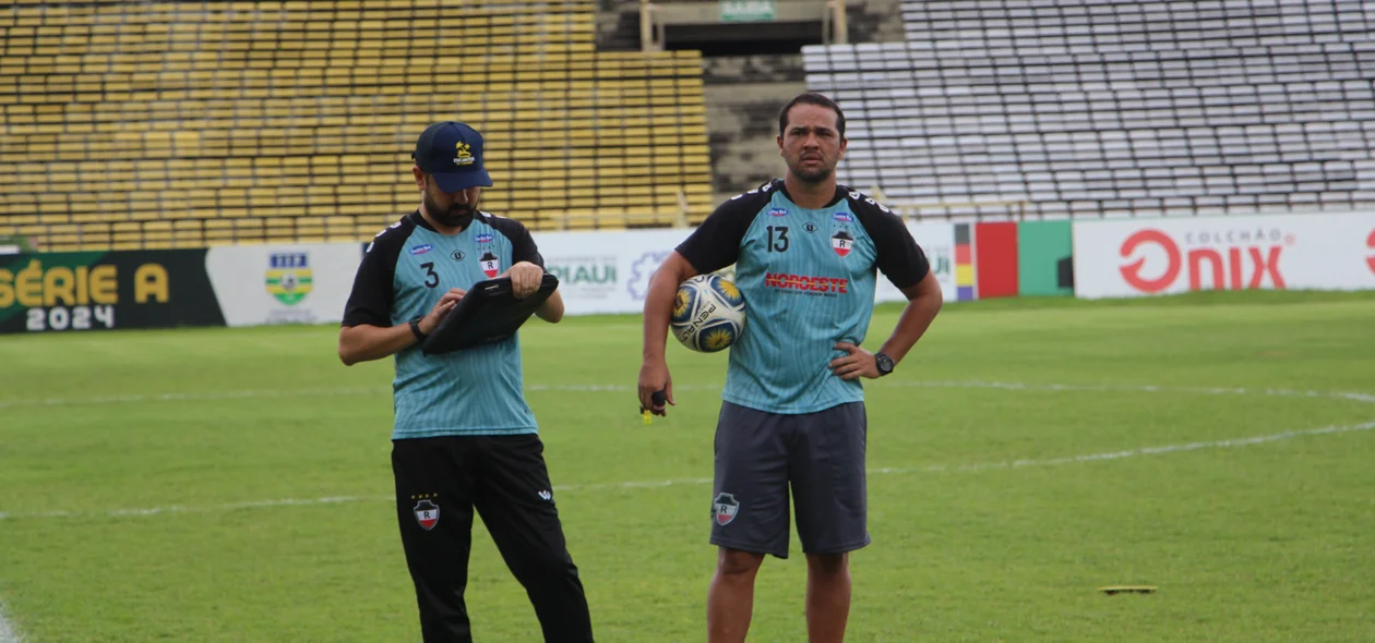 Técnico Dico Woolley e seu auxiliar