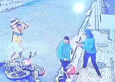 Tentativa de assalto acaba com bandidos levando "capacetadas"