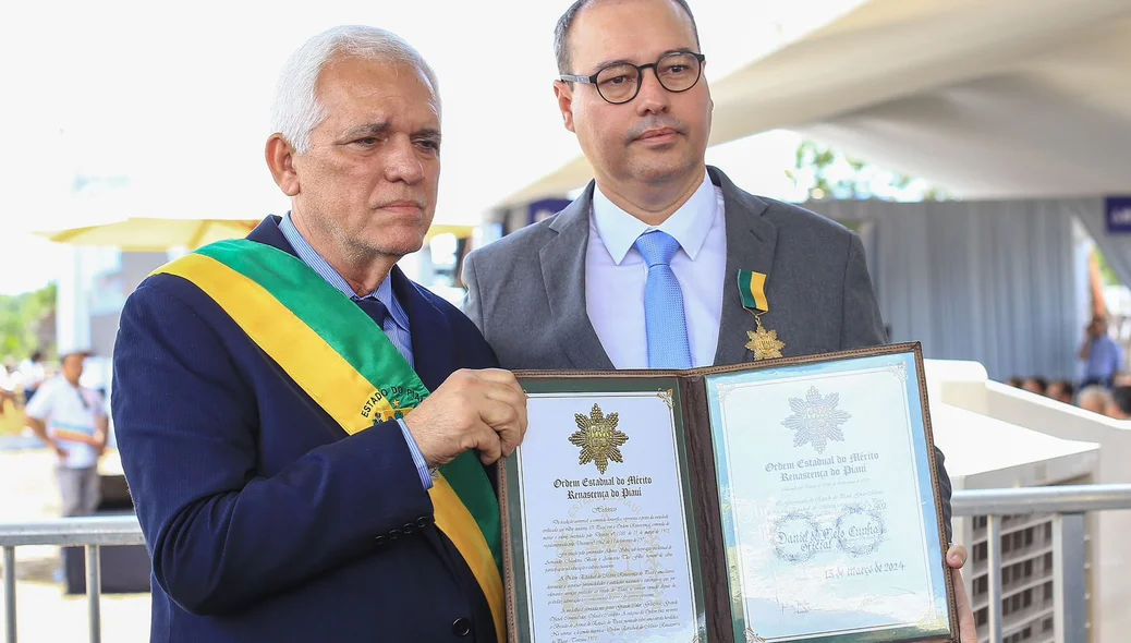 Themístocles Filho entregando medalha
