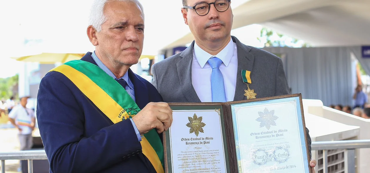 Themístocles Filho entregando medalha