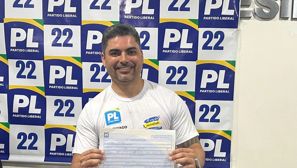 Thiago Duarte com sua ficha de filiação assinada