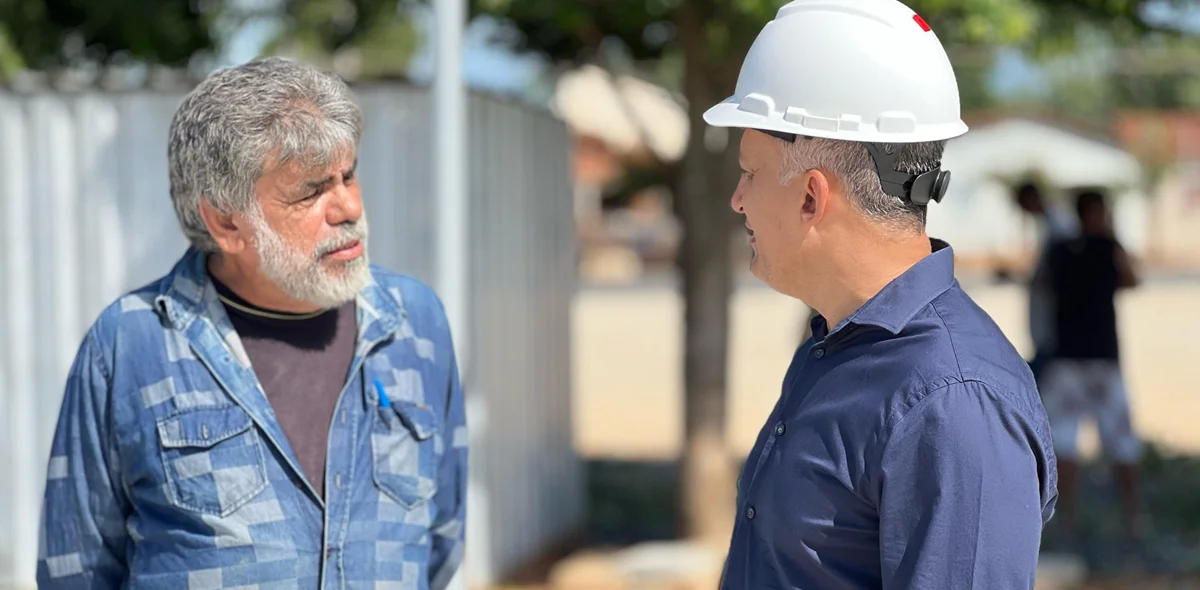 Valdecir Júnior conversando com autoridades da obra