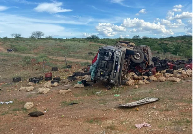 Veículo ficou totalmente destruído