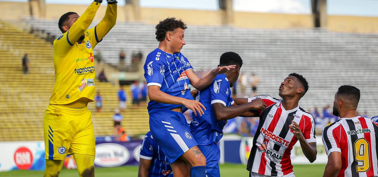 Victor rebate a bola