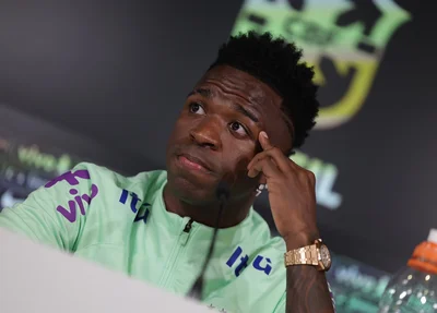 Vini Jr durante coletiva pela Seleção Brasileira
