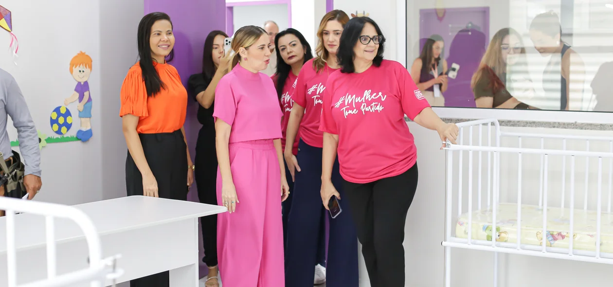 Visita da senadora a Casa da Mulher Brasileira