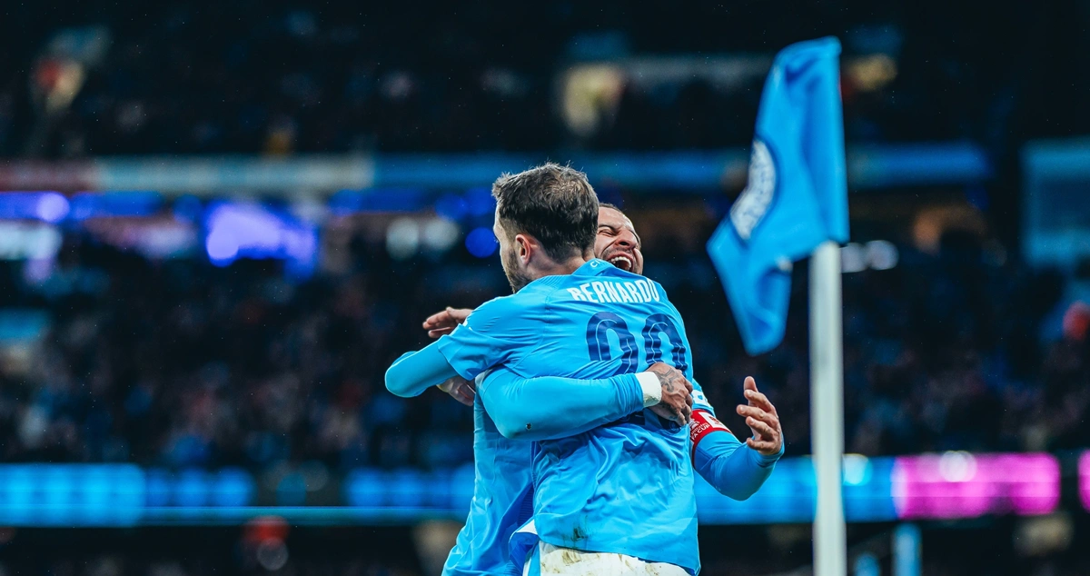 Walker abraça Bernardo Silva em comemoração de gol