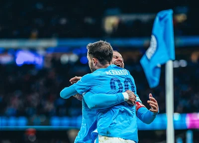 Walker abraça Bernardo Silva em comemoração de gol