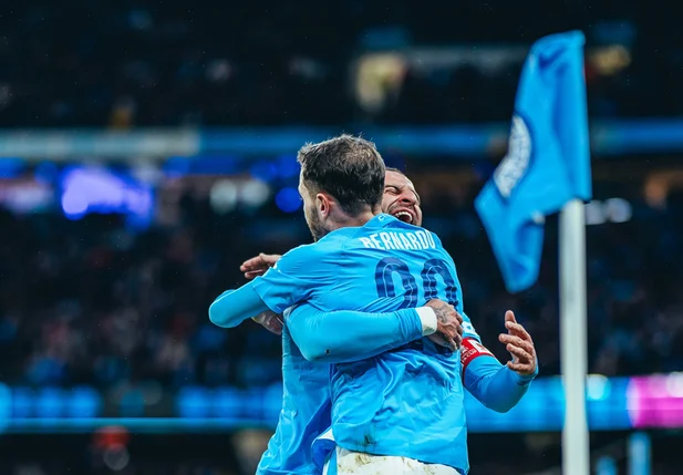 Walker abraça Bernardo Silva em comemoração de gol
