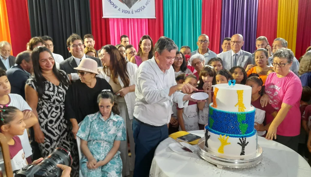Ministro Wellington Dias comemora aniversário com doações a instituição social nesta segunda em Teresina