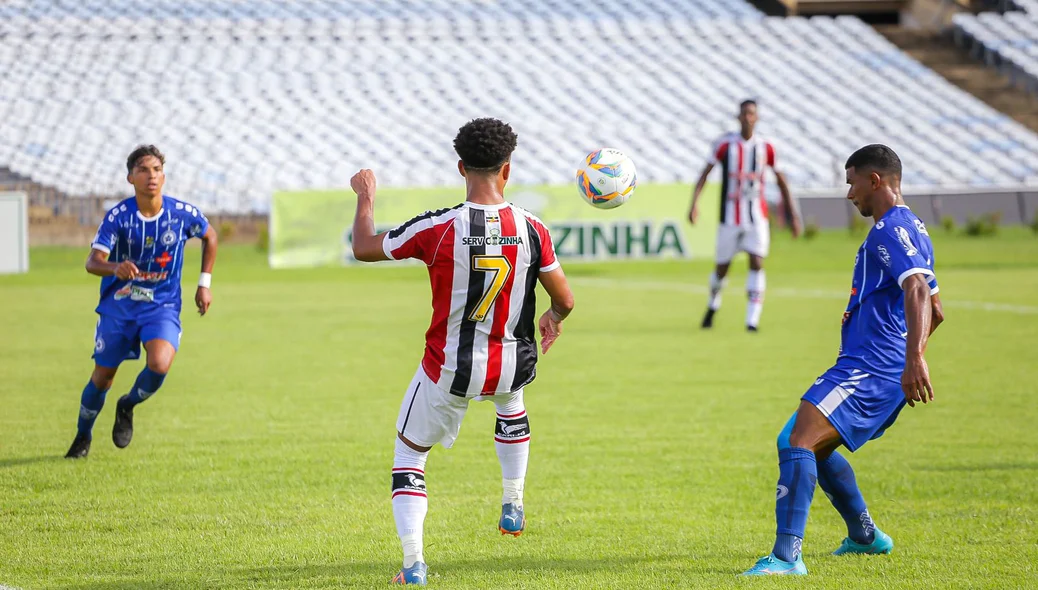 Wesley Souza briga pela bola