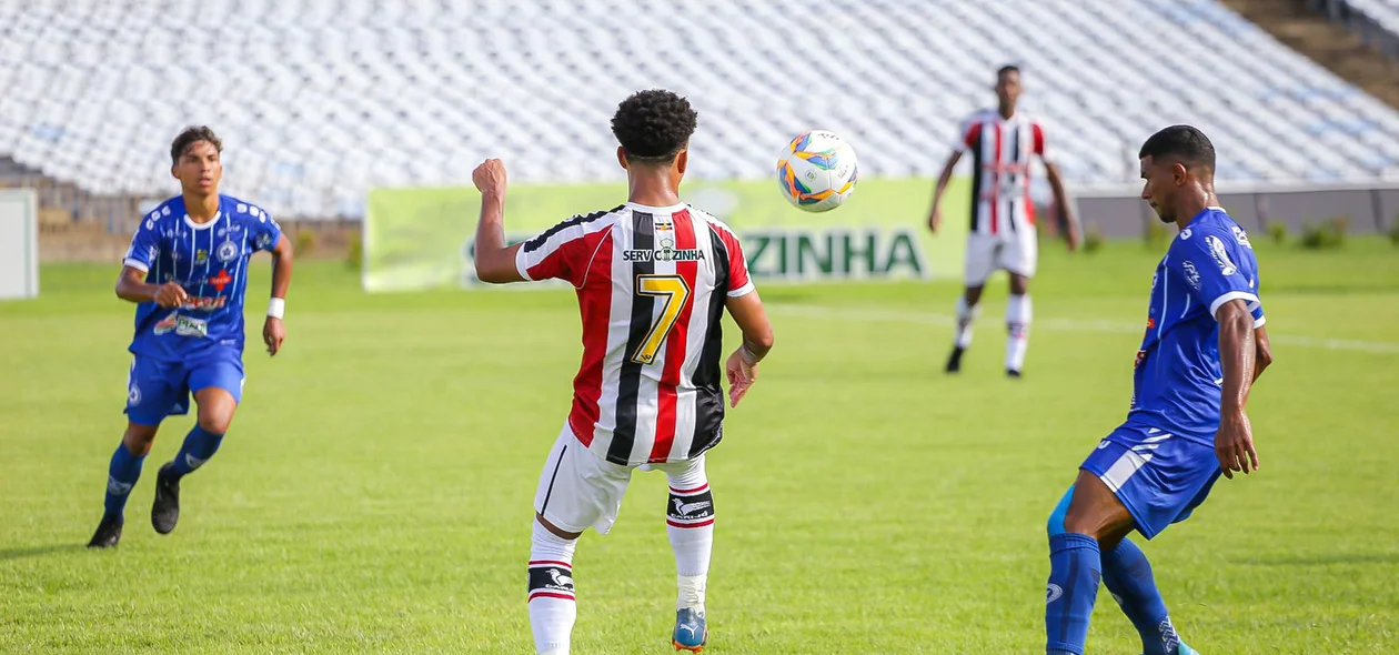 Wesley Souza briga pela bola