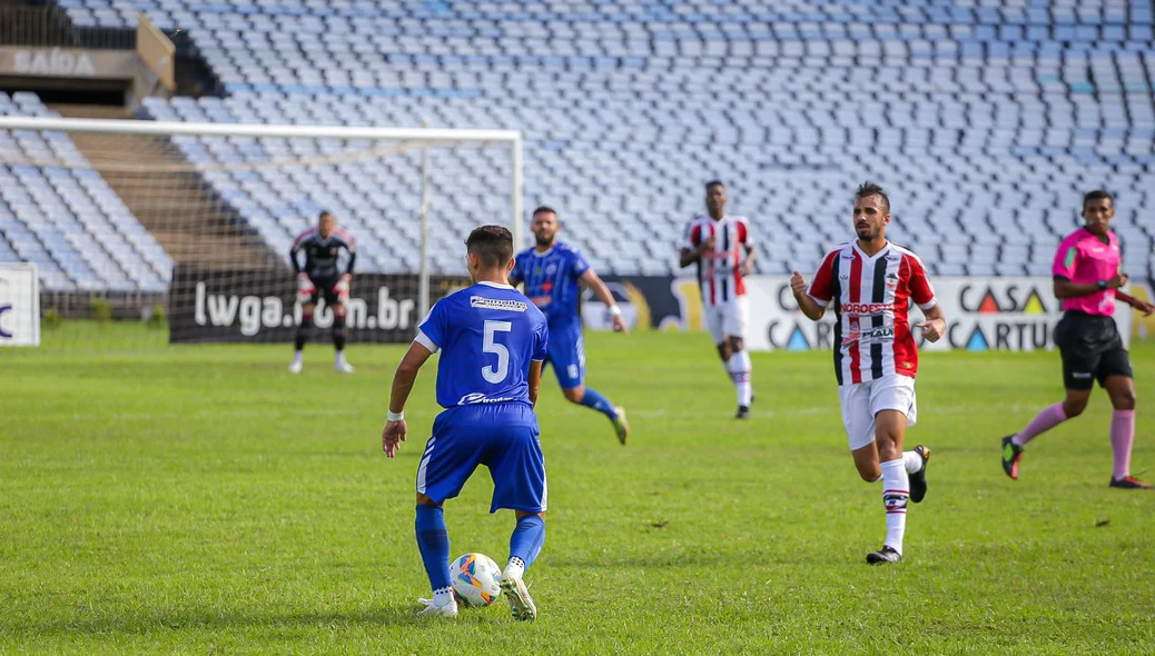 Xexeu se prepara para chutar