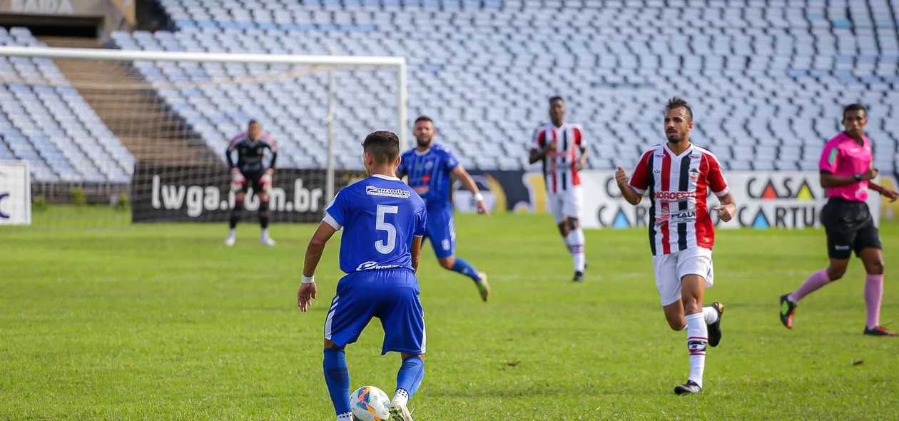 Xexeu se prepara para chutar
