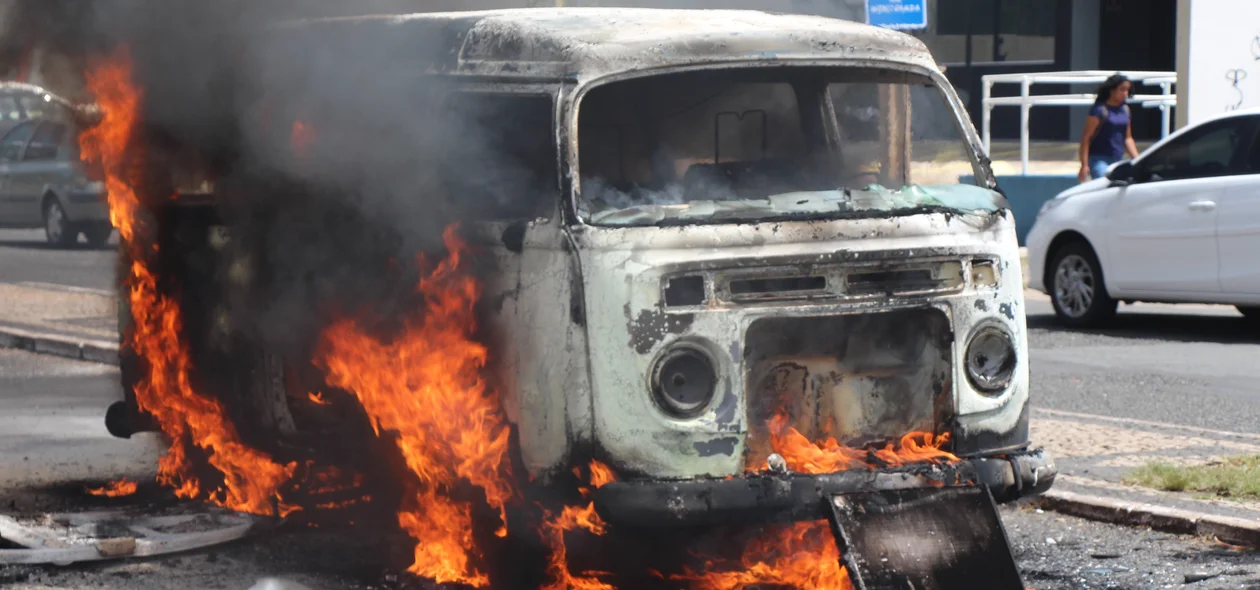 A Kombi ficou tomada pelas chamas na Avenida Dom Severino