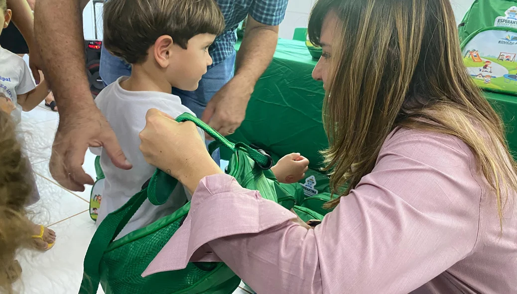 A prefeita esteve entregando os kits pessoalmente