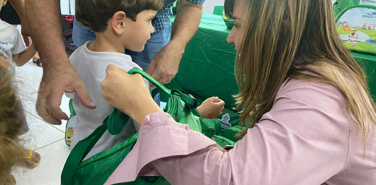 A prefeita esteve entregando os kits pessoalmente
