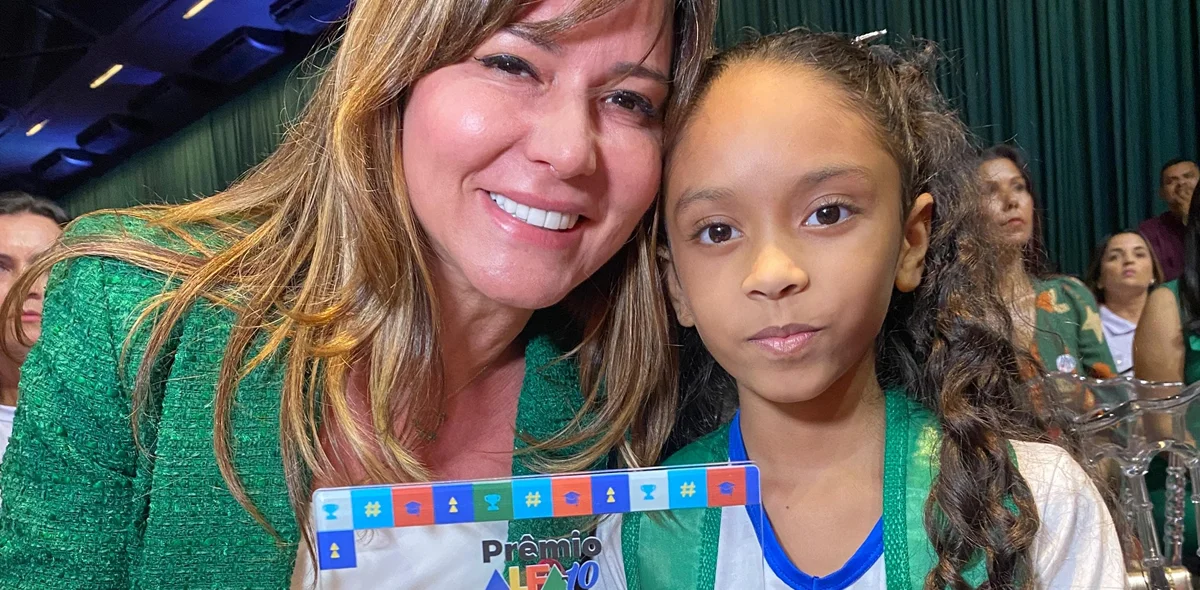 A prefeita junto com uma das alunas da rede municipal de ensino de Esperantina