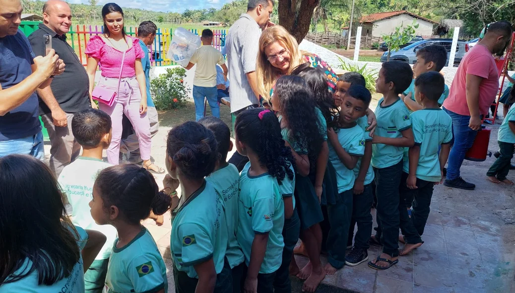 A secretária de educação, Rosinha Lima, também esteve presente no local