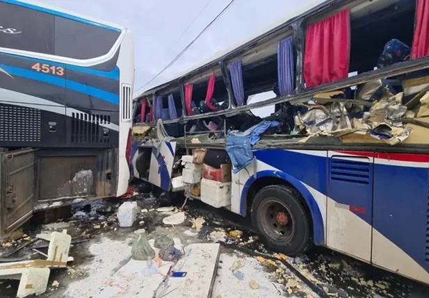 Acidente com ônibus que saiu do Piauí deixa 14 feridos