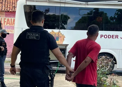 Acusado sendo conduzido pelos policiais da 4ª Delegacia Seccional de Teresina