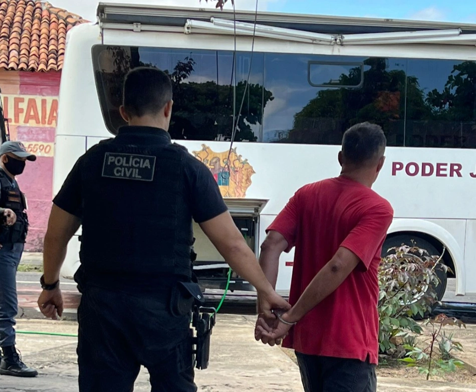 Acusado sendo conduzido pelos policiais da 4ª Delegacia Seccional de Teresina