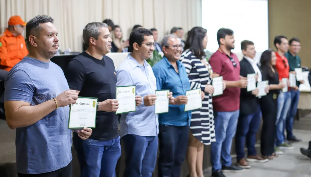 Agente e escrivães homenageados no dia do Policial Civil