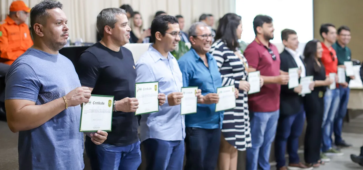 Agente e escrivães homenageados no dia do Policial Civil