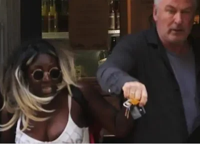 Alec Baldwin, de 66 anos, acabou se envolvendo em uma briga com a antissemita Crackhead Barney