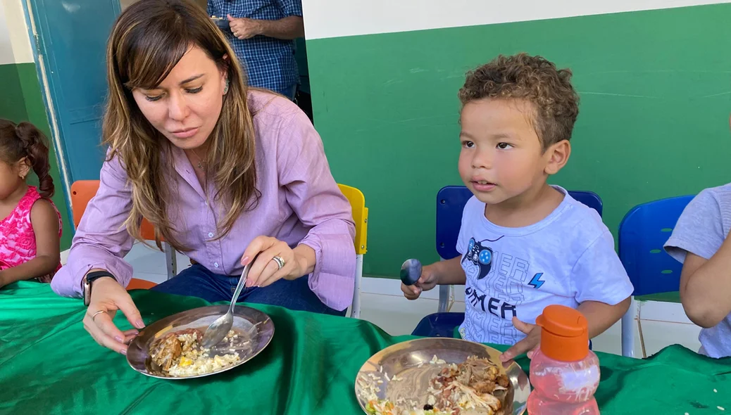 Alunos da rede municipal de Esperantina receberam a prefeita