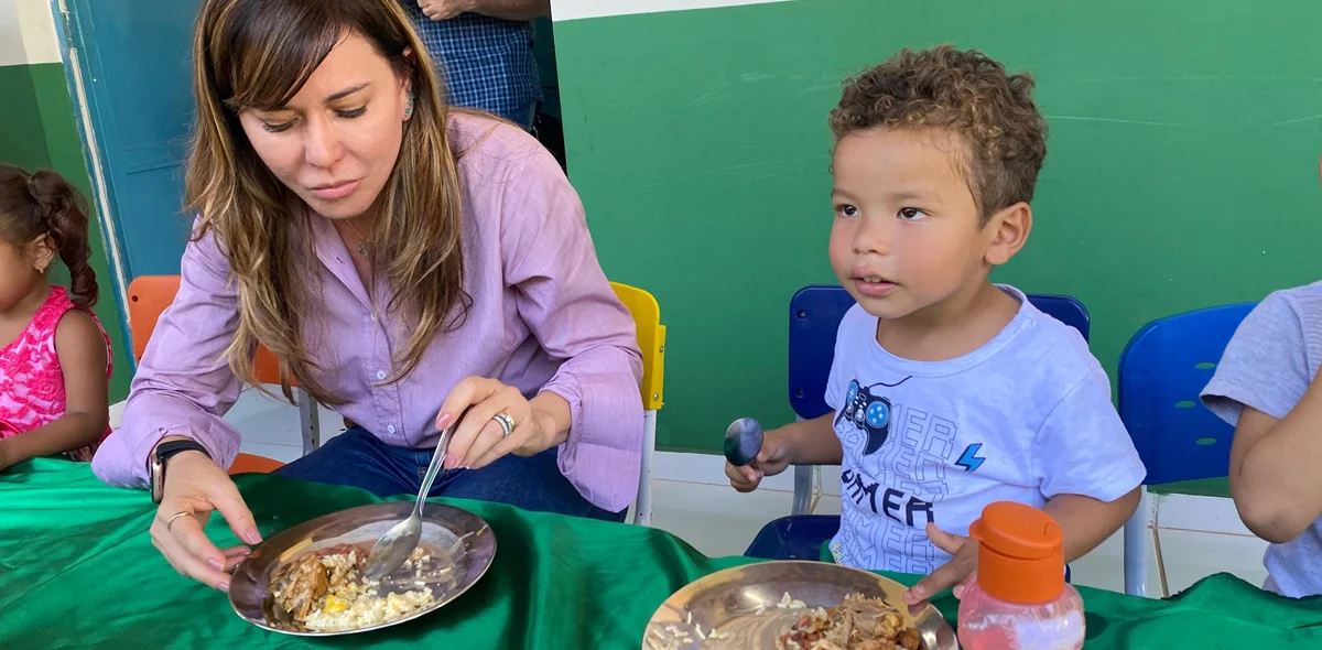 Alunos da rede municipal de Esperantina receberam a prefeita