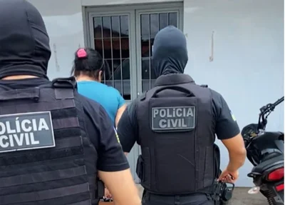 Alvo sendo conduzida para a delegacia de José de Freitas