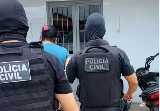 Alvo sendo conduzida para a delegacia de José de Freitas