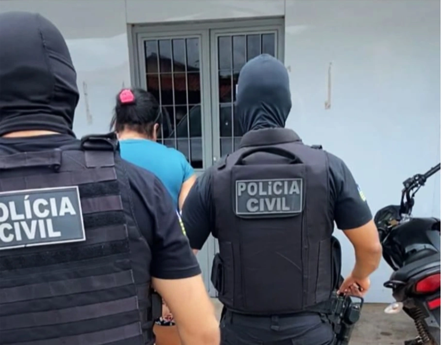 Alvo sendo conduzida para a delegacia de José de Freitas