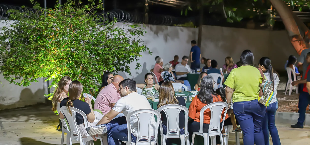 Amigos prestigiando a inauguração