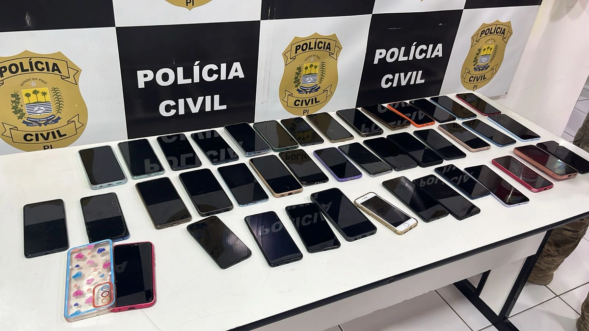 Aparelhos celulares que foram furtados em José de Freitas