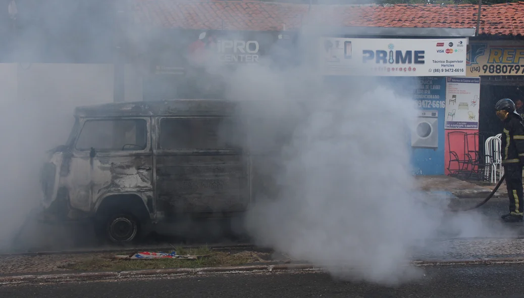 Após apagar as chamas o carro ficou tomado por fumaça na Avenida Dom Severino