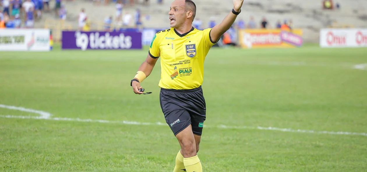 Árbitro manda seguir jogada no Albertão