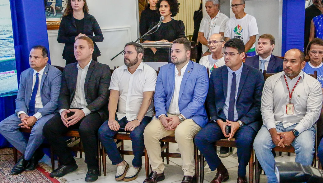 Autoridades no lançamento do jogos escolares