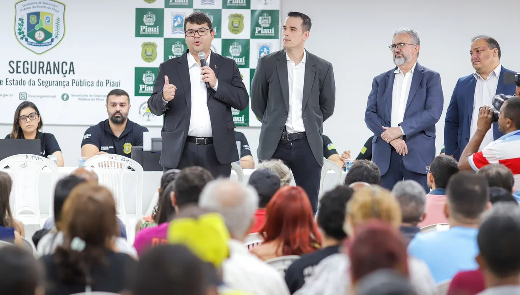 Autoridades participaram da entrega dos celulares