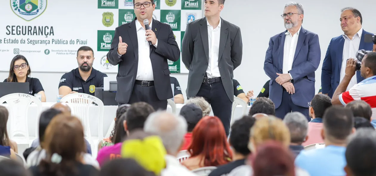 Autoridades participaram da entrega dos celulares