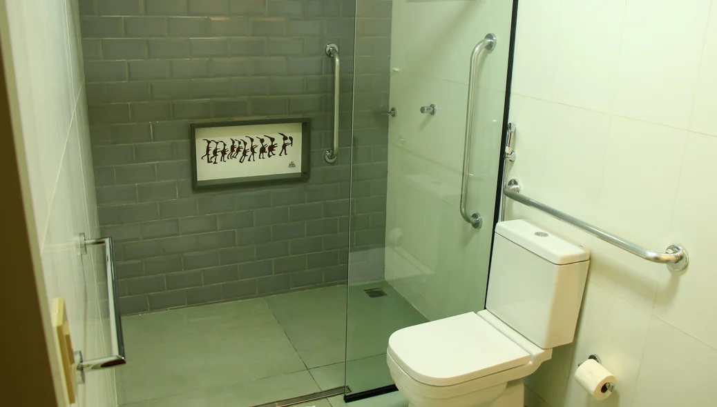 Banheiro adaptado para PCD do quarto no Hotel Serra da Capivara