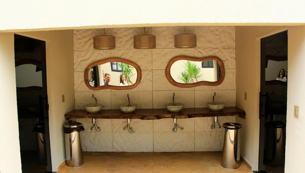 Banheiros da área de lazer do Hotel Serra da Capivara