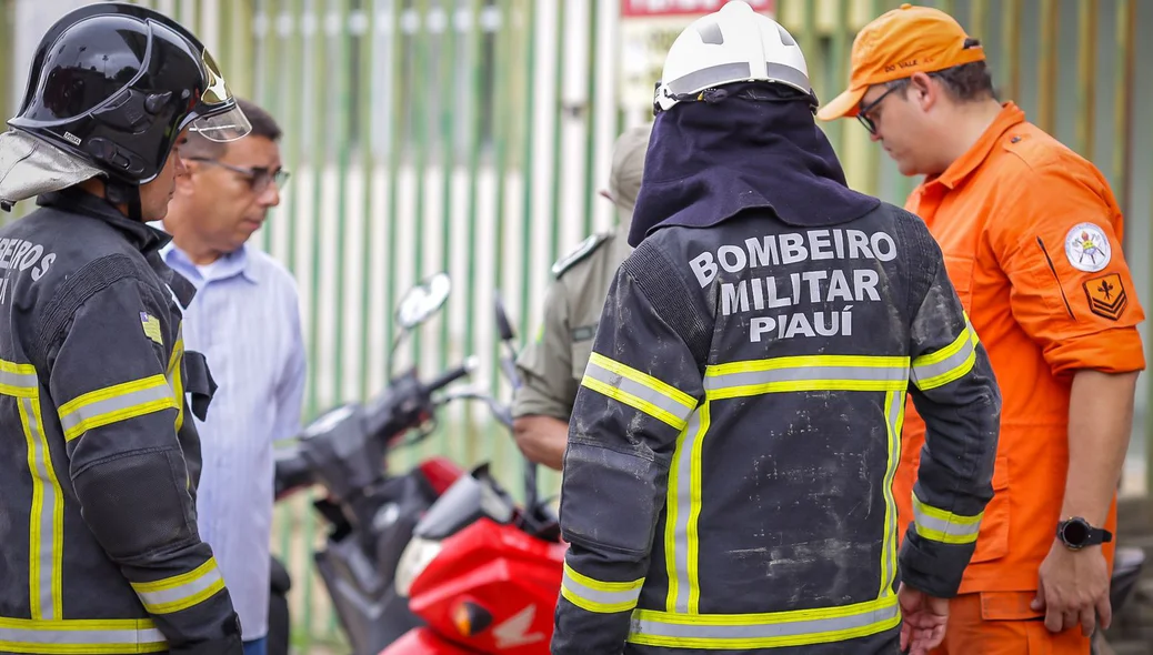 Bombeiros estiveram no local