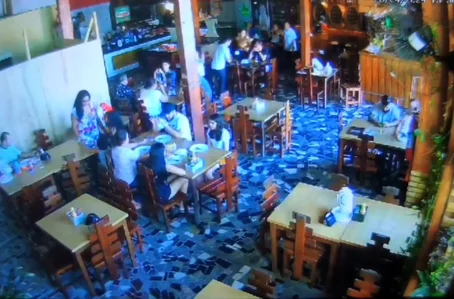 Câmera mostra momento em que garçom ataca vereador